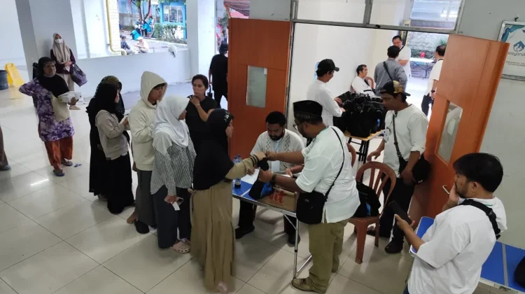 Warga Rusunawa KS Tubun Antusias Terima Daging Kurban Kementerian PKP