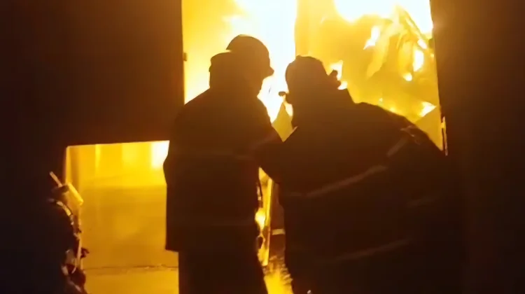 Gudang Kayu dan Pabrik Sosis Tangerang Terbakar