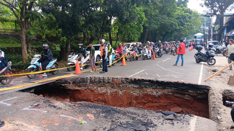 Jalan Amblas di Lenteng Agung Sebabkan Arus Jakarta–Depok Tersendat