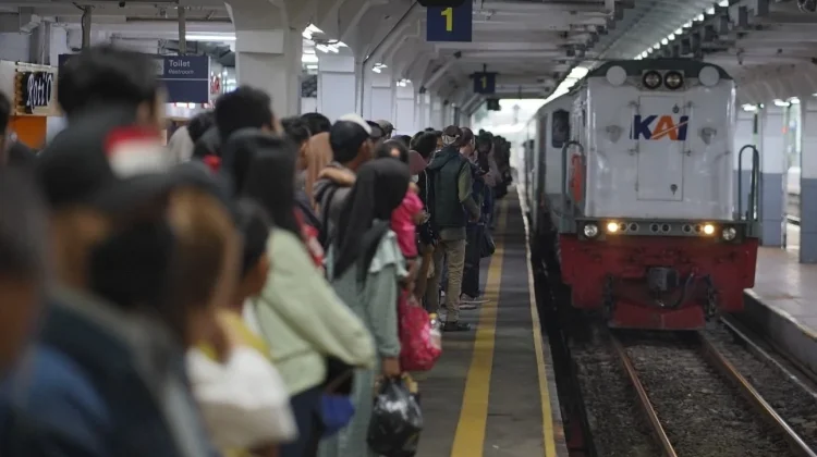 KAI Commuter Imbau Jangan Loncat saat Kereta Belum Berhenti