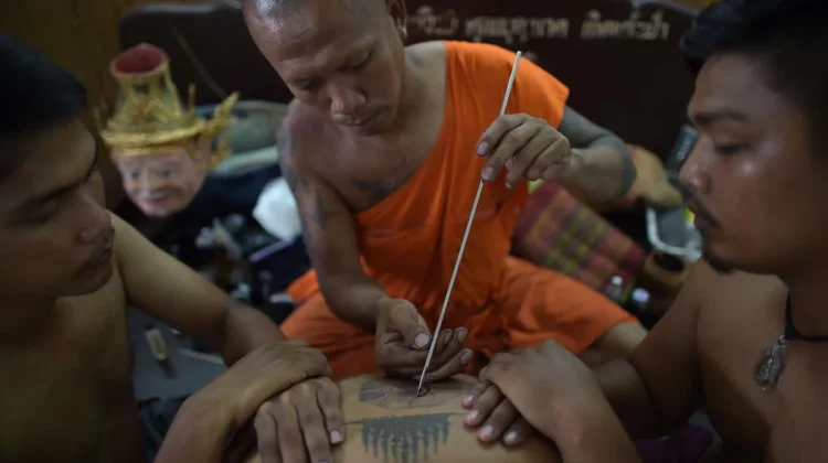 Mengenal Sak Yant, Seni Tato Spiritual dalam Tradisi Buddha