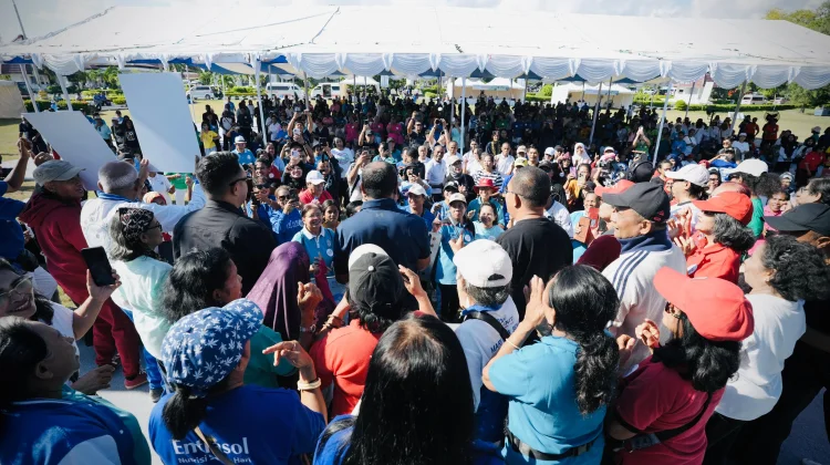 Ribuan Lansia Bernyanyi Bersama Gubernur NTT di Puncak HLUN 2026