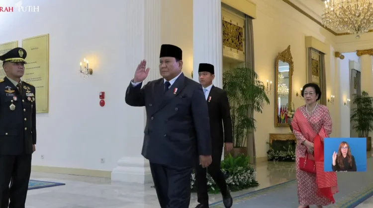 Presiden Prabowo Tiba di Mimbar Upacara, Didampingi Gibran dan Megawati