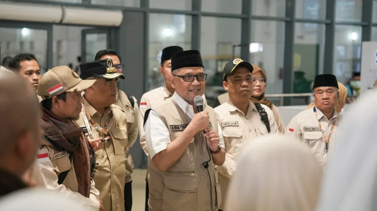 Menteri Haji Lepas Kepulangan Perdana Jemaah Haji Indonesia