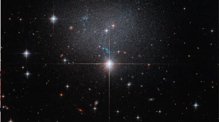 Hubble Temukan ESO 490-017, Galaksi Redup yang Tak Beraturan
