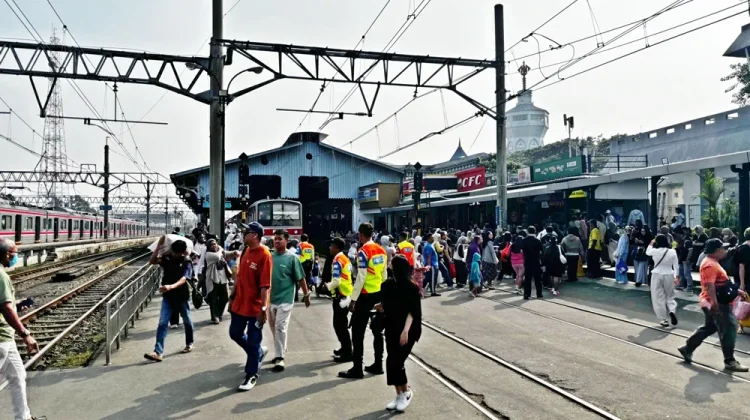 KAI Commuter Catat 326.300 Penumpang Padati Stasiun Wisata