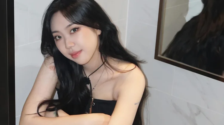 Rapper Lee Young Ji Minta Maaf Usai Unggahan Bernuansa Merah Tuai Kontroversi