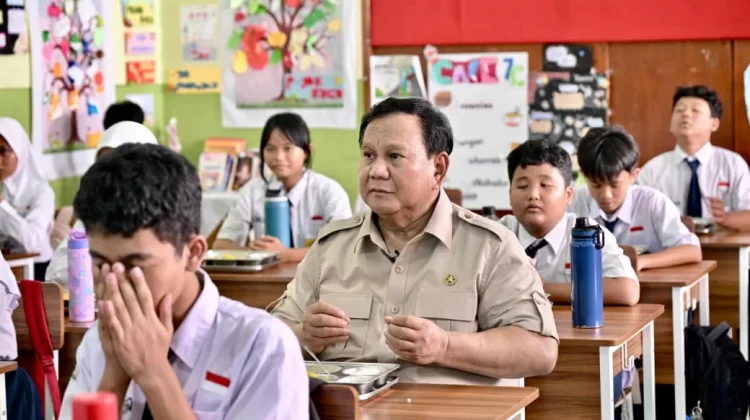 Tinjau MBG di SMP 111 Jakarta, Presiden Cicipi MBG bersama Siswa