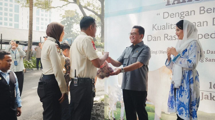 Kemendag Bagikan 3.669 Paket Daging Kurban untuk Pegawai Penerima Manfaat