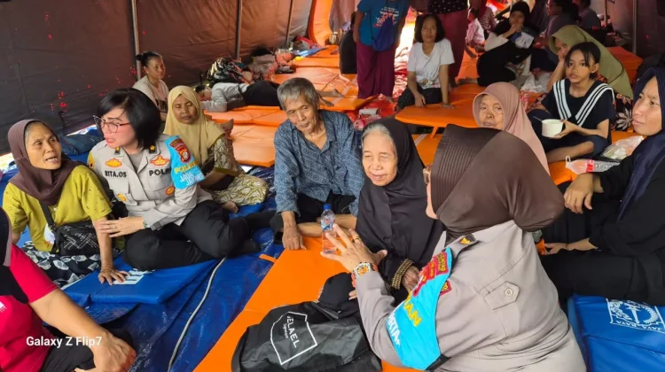 Polwan Jaga Jakarta Salurkan Bantuan Trauma Healing Korban Kebakaran Pasar Jiung