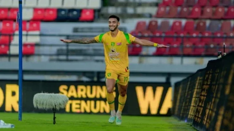 Jefferson Silva Bertahan, Tavares Yakin Persebaya Kian Kuat