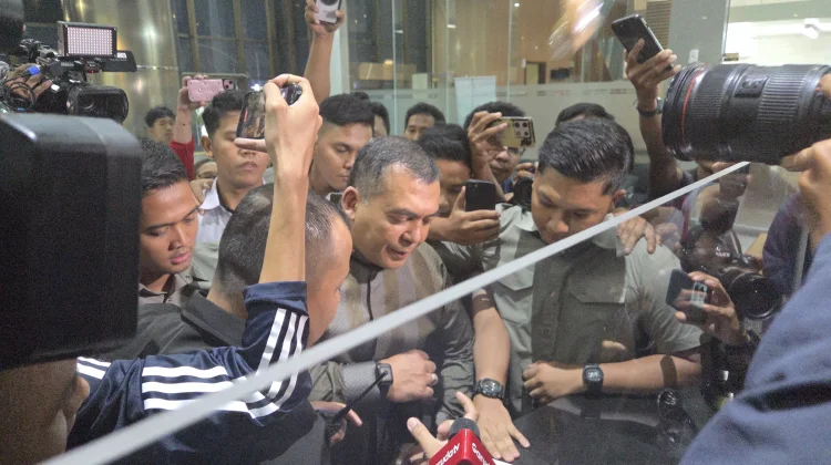 Silmy Karim Serahkan Diri ke KPK, Ajudan Dorong Wartawan