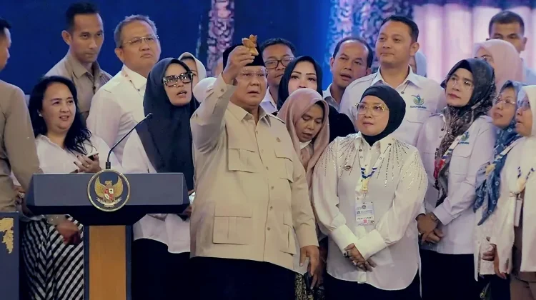 Sambil Pegang Potongan Ayam, Presiden Prabowo Minta Porsi MBG Diawasi