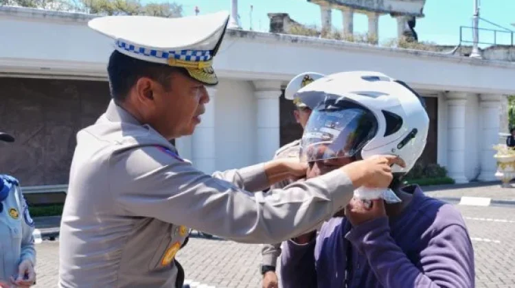 Pengendara Motor Wajib Tahu! Tak Pakai Helm SNI Terancam Sanksi Ini