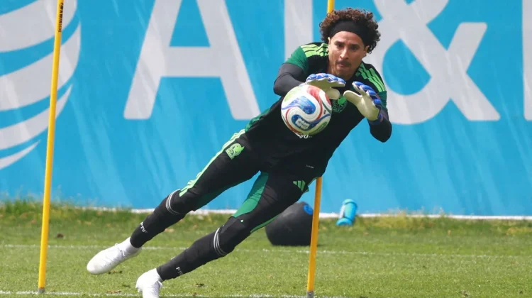 Guillermo Ochoa Samai Rekor Messi dan Ronaldo di Piala Dunia