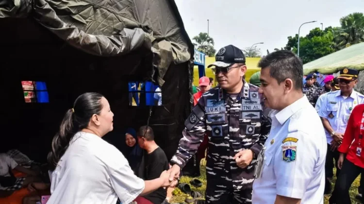 TNI AL Salurkan Bantuan dan Dirikan Posko Kesehatan di Kemayoran