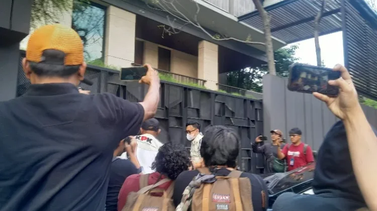 KPK Geledah Ruang Wamen Imipas dan Kanim Jakbar, Sita Dokumen hingga Uang Tunai
