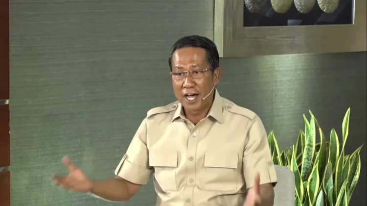 Menkum Supratman Teken Berkas Ratusan Pemohon WNI Baru