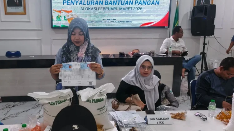 Kemensos Salurkan Bantuan Beras dan Minyak untuk Warga Bekasi