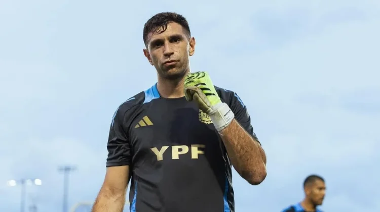 Emiliano Martinez Siap Pensiun jika Argentina Juara Lagi