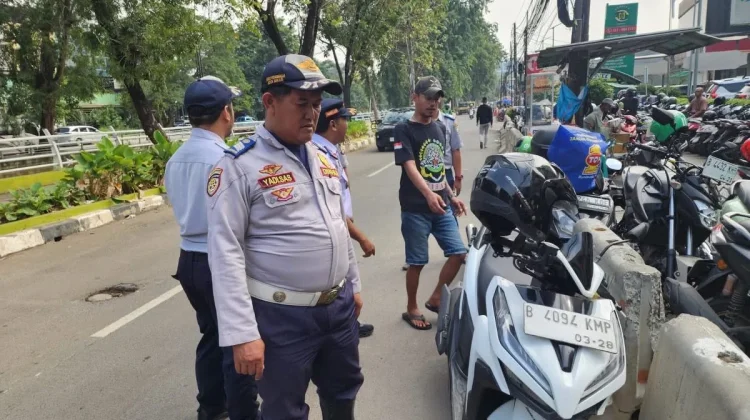 Dinas Perhubungan Bekasi Imbau Warga Tak Gunakan Pedestrian untuk Parkir