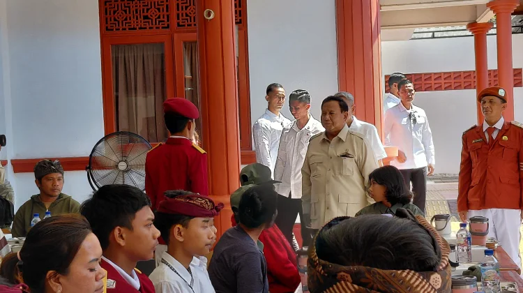Momen Presiden Prabowo Makan Siang dengan Siswa Sekolah Rakyat