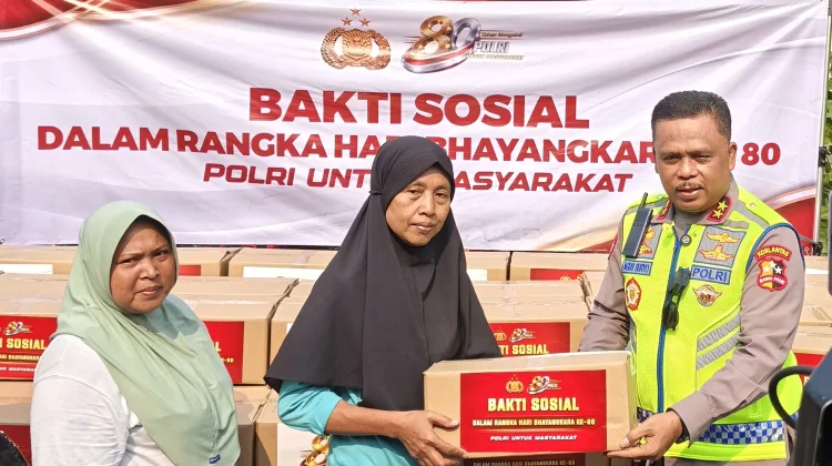 Kakorlantas Berikan Bantuan Sosial Kepada Korban Kebakaran Kemayoran