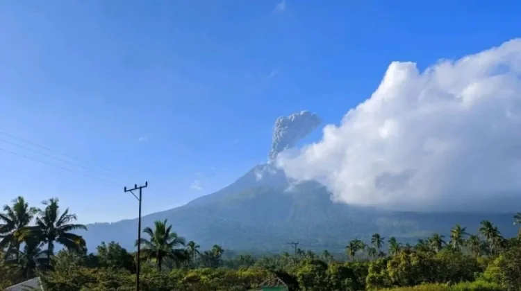 Aktivitas Gunung Lewotobi Laki-Laki Masih Relatif Tinggi