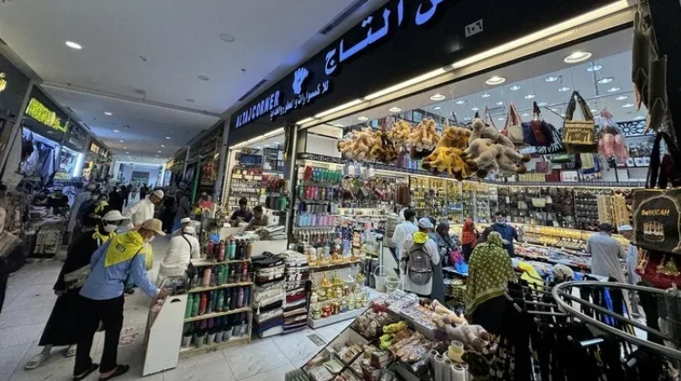 Jemaah Haji Indonesia Padati Pasar Al Waha Makkah Berburu Oleh-Oleh