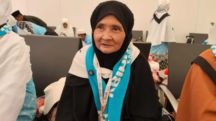 Nenek Jumaria, Penuhi Koper Haji dengan Boneka untuk Cucu