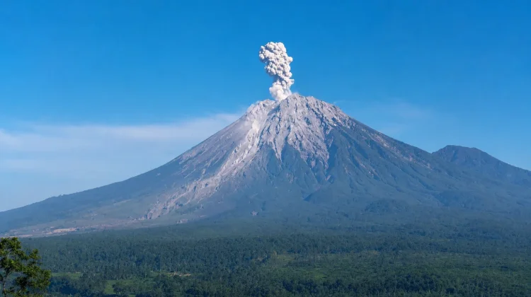Gunung Semeru Erupsi Enam Kali, Letusan Capai 1.000 Meter