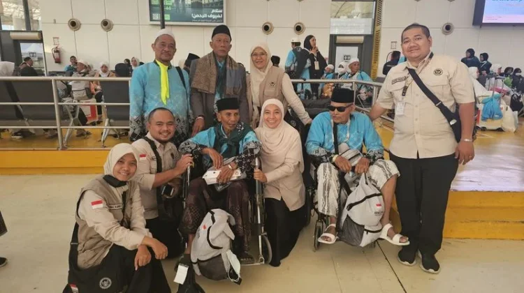 Solidaritas Petugas Haji Ringankan Beban Lansia Kendal