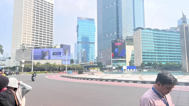Arus Lalu Lintas di Bundaran HI Terpantau Ramai Lancar jelang Aksi Mahasiswa