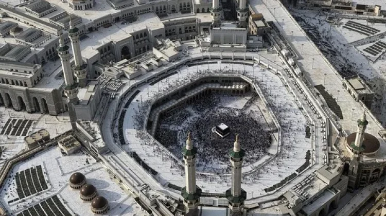 Pasukan Kebersihan Masjidil Haram Kumpulkan hingga 100 Ton Sampah per Hari