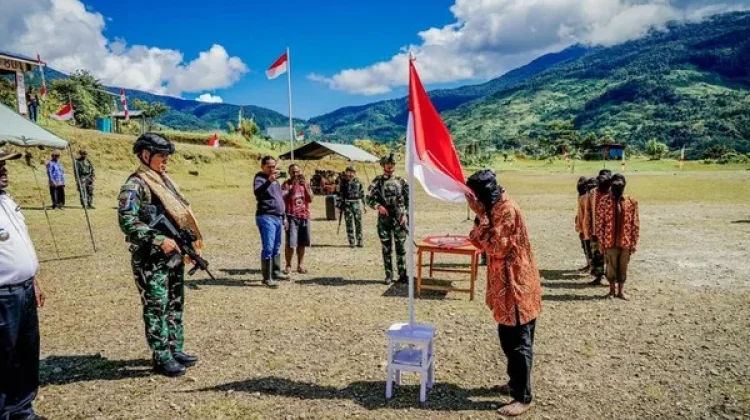 Serahkan Senpi, 8 Eks Anggota OPM Kembali ke Pangkuan NKRI