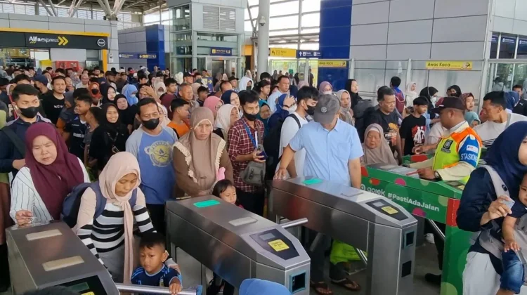 Layanan Kereta Listrik KAI Group Angkut 166,15 Juta Orang