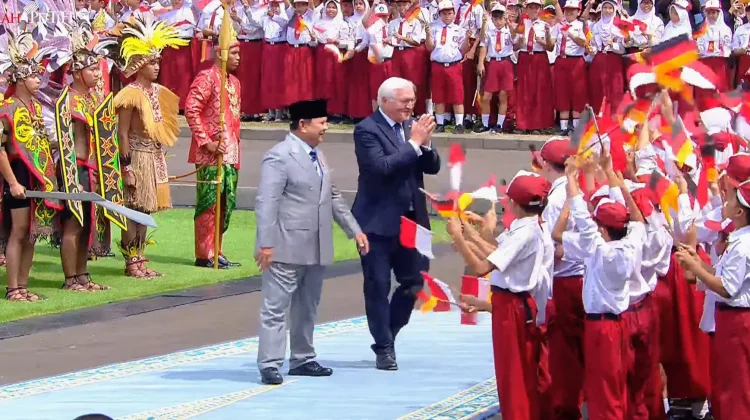 Momen Hangat Presiden Prabowo Ajak Presiden Steinmeier Sapa Pelajar di Istana
