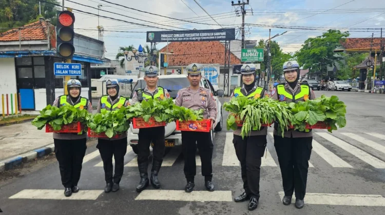 Satlantas Sampang Bagikan Sayuran untuk Kampanyekan Tertib Lalu Lintas
