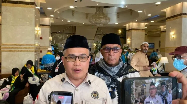 Petugas Timbang Koper Jemaah saat Pemulangan Gelombang Kedua