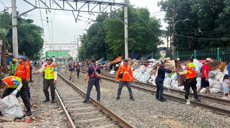 KAI Services Bersihkan Jalur Rel Pasar Senen sampai Gang Sentiong