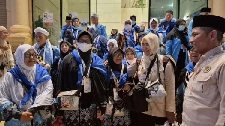Penjual Sayur Asal Kebumen Menangis Haru usai Berhaji