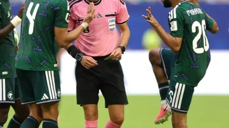 Kawal Arab Saudi vs Uruguay, Kenapa Wasit Ini Pakai Seragam Warna 'Pink'? Ini Alasannya