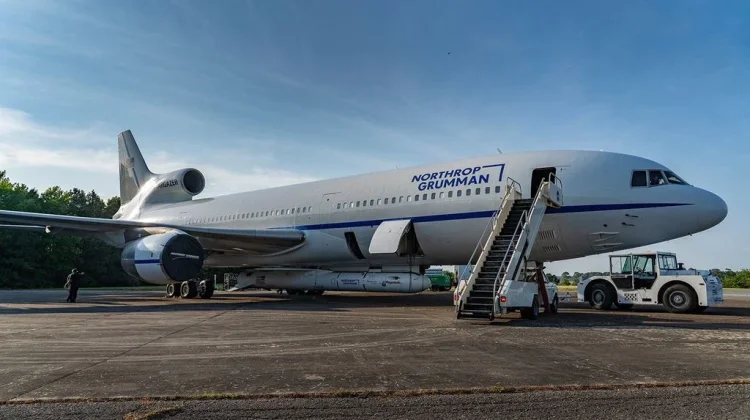 Roket Pegasus XL Siap Diluncurkan untuk Selamatkan Orbit Teleskop Swift