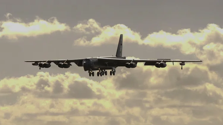 Pesawat Bomber B-52 Jatuh dan Terbakar Sesaat setelah Lepas Landas, 8 Orang Wafat