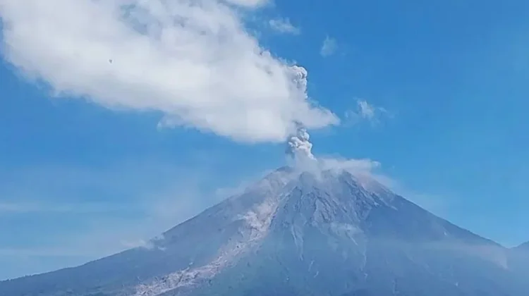 Gunung Semeru Erupsi Tujuh Kali, Letusan Capai 1.000 Meter
