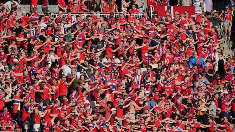 Aksi Dayung Viking Suporter Norwegia Curi Perhatian di Piala Dunia 2026