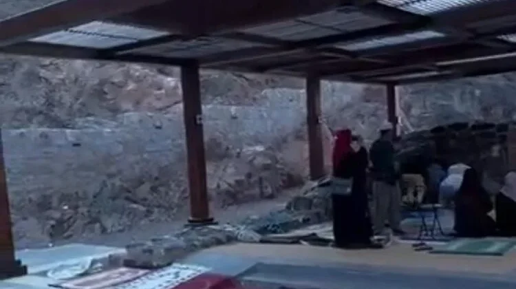 Raja Salman Memugar Masjid Fash Saksi Sejarah Perang Uhud