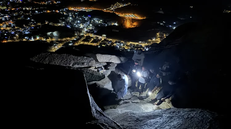 Jemaah Haji Indonesia Taklukkan Ribuan Anak Tangga Jabal Nur