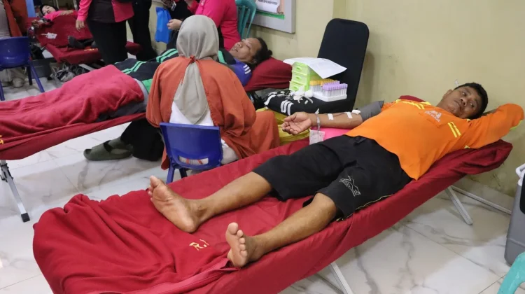 Hari Bhayangkara, Polres Kepulauan Seribu Ajak Ojol dan Nelayan Gelar Donor Darah