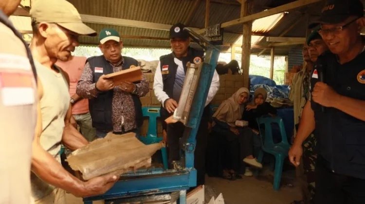Perajin Genteng dari Majalengka, Jadi Mentor Pembuatan Genteng di Aceh
